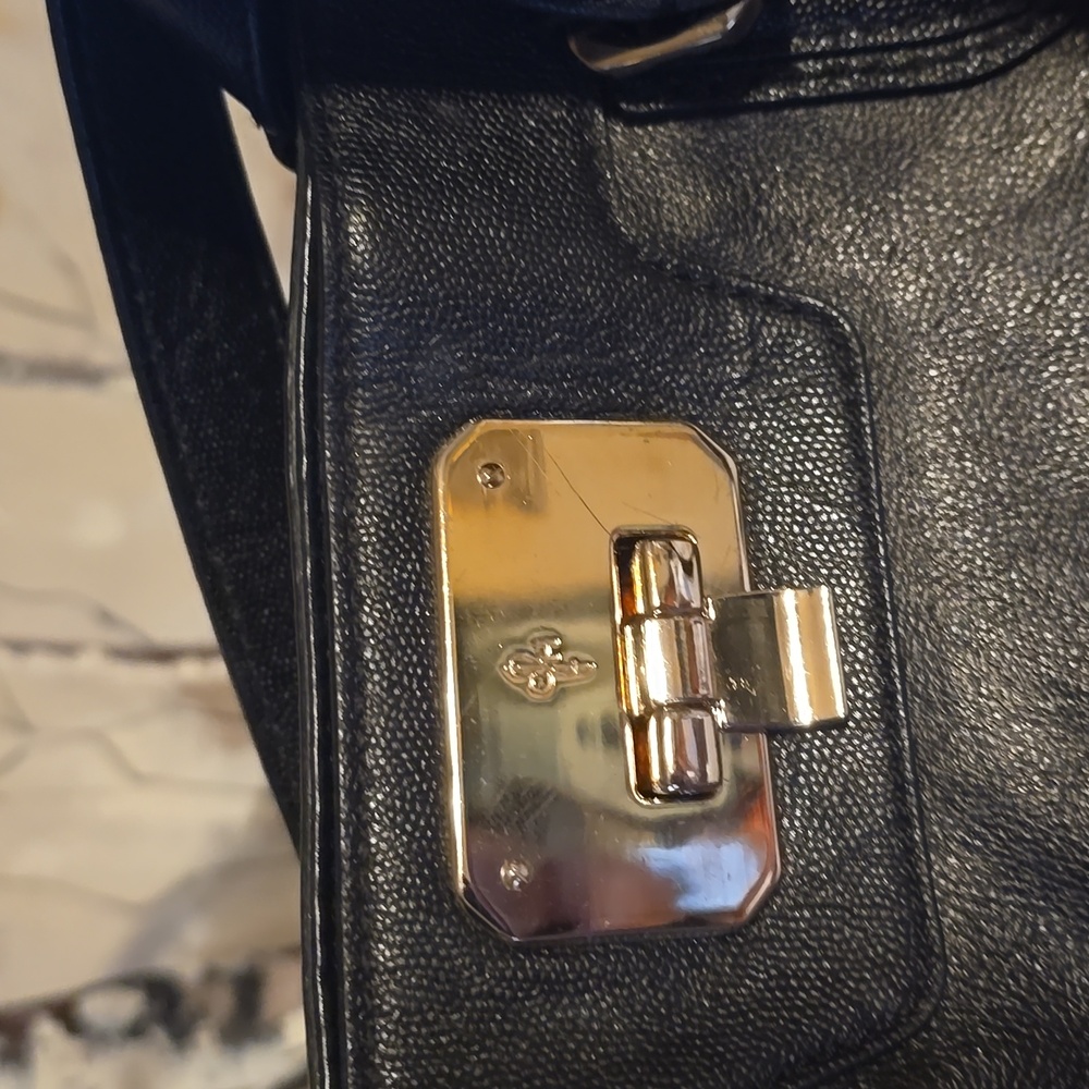 Elegant Black Leather Handbag - Picture 2 of 11